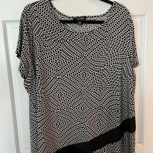 Roz & Ali Black and White Geometric Blouse